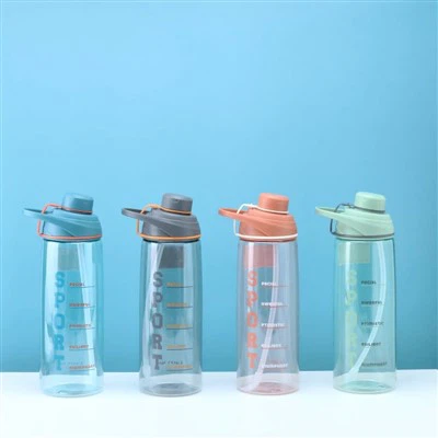 Botella de agua de plástico aislada